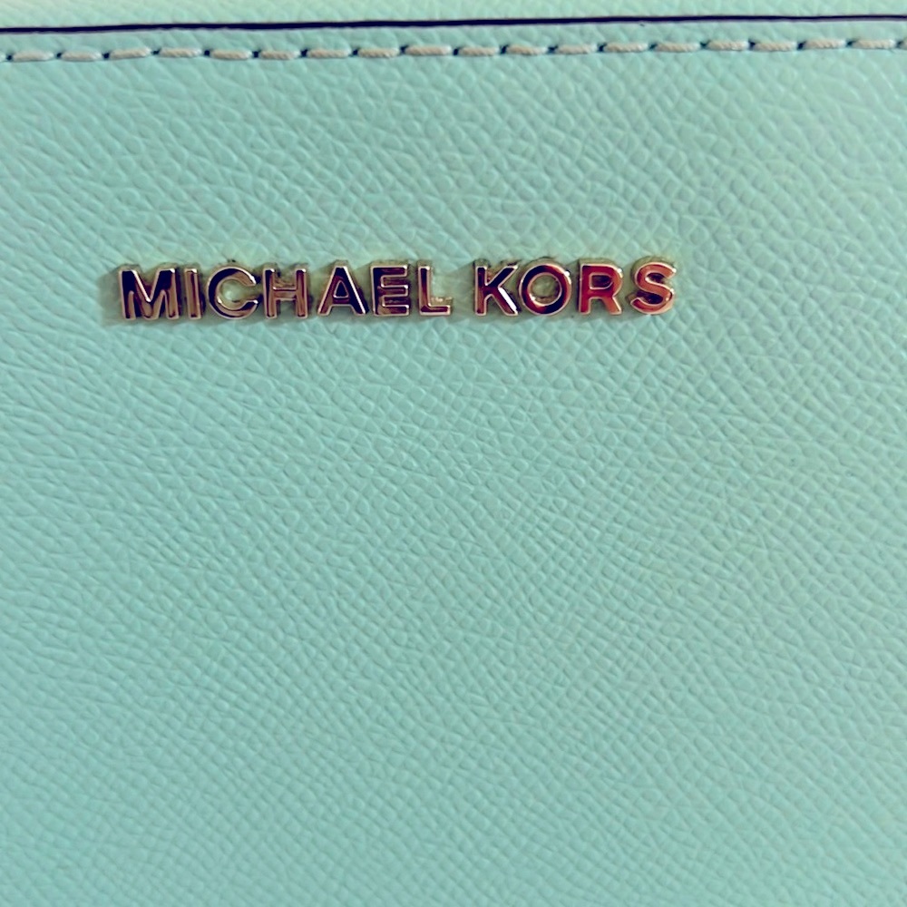 Beautiful Michael Kors Crossbody Bag - Picture 2 of 8